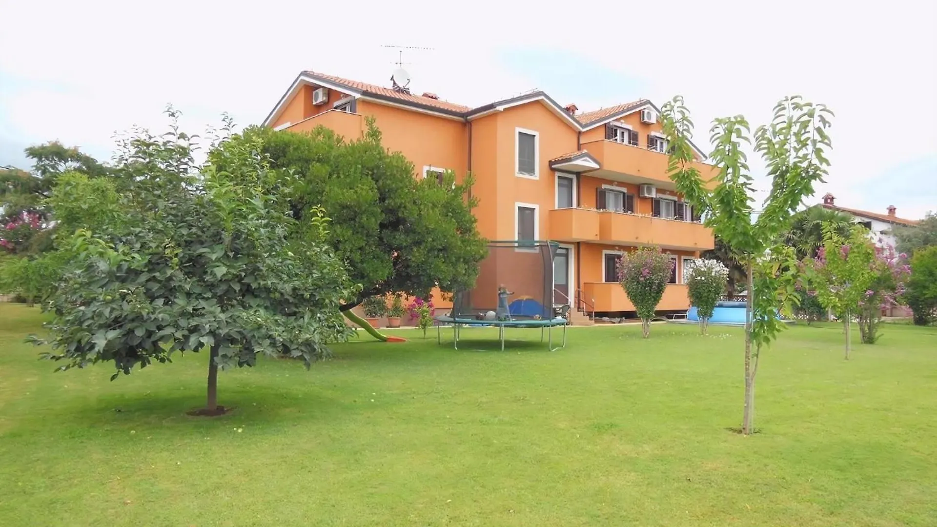 Klimatisierte Wohnung In Zambratija Mit Gepflegtem Garten Umag